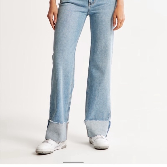 NWOT A&F High Rise 90s Relaxed Jean Size 27/ 4 Short - Picture 2 of 5